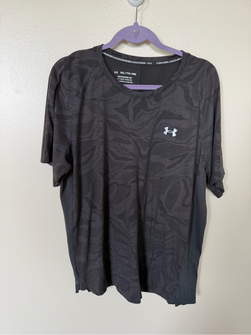 UNDER ARMOUR The Streaker Tee in Black & Grey Wave Print